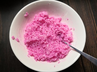 5、草莓饭团,搅拌均匀。