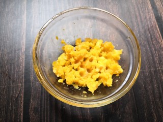 6、草莓饭团,熟咸蛋黄压碎。