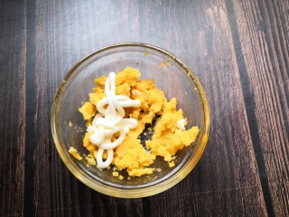 7、草莓饭团,挤入适量沙拉酱。