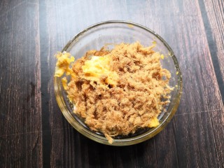 8、草莓饭团,加入适量肉松。