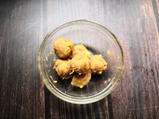 9、草莓饭团,搅拌均匀，撮圆。