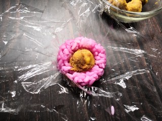 11、草莓饭团,放入馅。