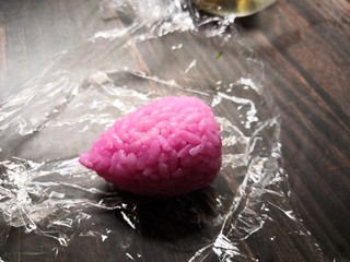 12、草莓饭团,把饭团捏成草莓形状，放上黑芝麻和用黄瓜皮做的帝。