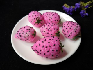 13、草莓饭团,萌哒哒的草莓饭团就完成了。