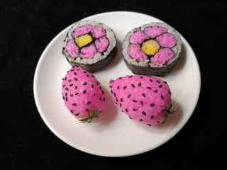 14、草莓饭团,怎么看都超级的喜欢。