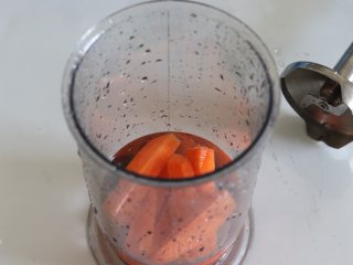 1、胡萝卜热狗面包，做营养美味早餐,胡萝卜擦细丝后切成碎末。或者胡萝卜加90克水用搅拌机打成胡萝卜汁。