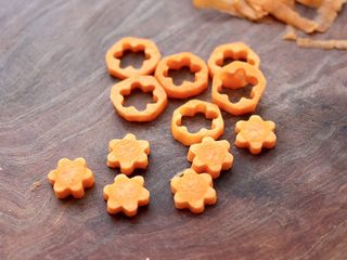 4、虾仁清炒西兰花便当,胡萝卜洗净后切薄片刻花。