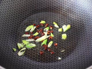 7、虾仁清炒西兰花便当,热锅倒入花生油烧至六成热时，加入花椒小火慢慢炸出香味，再大火爆香葱花。