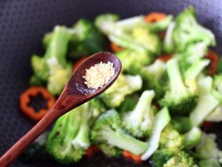 11、虾仁清炒西兰花便当,再加入鸡精调味。