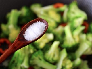 10、虾仁清炒西兰花便当,根据个人口味，加入适量的盐调味。