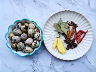 1、五香卤鹌鹑蛋,准备好所有食材。