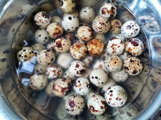 2、五香卤鹌鹑蛋,鹌鹑蛋洗净，