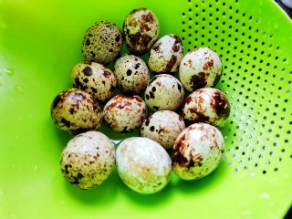 4、五香卤鹌鹑蛋,沥干水。