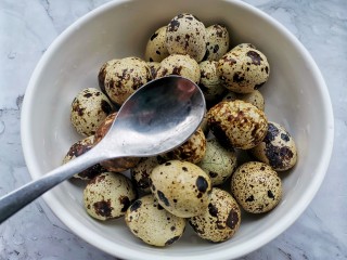 5、五香卤鹌鹑蛋,用勺子敲碎备用。