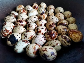 6、五香卤鹌鹑蛋,鹌鹑蛋放入锅中，