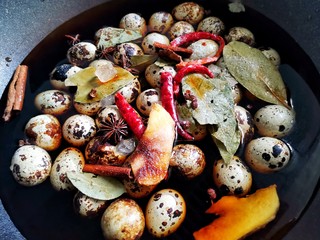 11、五香卤鹌鹑蛋,加入没过食材的啤酒，大火煮开后转小火煮25分钟。