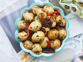 12、五香卤鹌鹑蛋,凉至室温后连汤一起盛出，过夜后更入味。