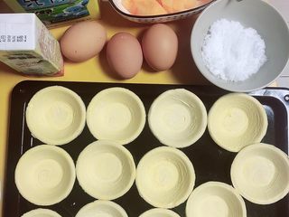 1、浓香蜜瓜蛋挞,准备好食材。哈密瓜、牛奶、淡奶油、低筋面粉、鸡蛋、白糖、蛋挞皮。