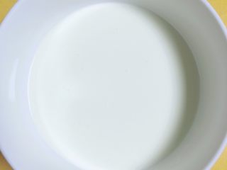 2、浓香蜜瓜蛋挞,将淡奶油放在大碗中。