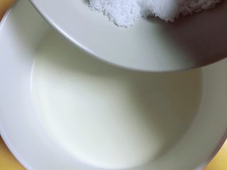 3、浓香蜜瓜蛋挞,放入白糖搅拌均匀。