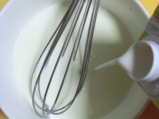 4、浓香蜜瓜蛋挞,再加入牛奶，搅拌均匀。