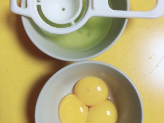 5、浓香蜜瓜蛋挞,分离蛋液，准备出三个鸡蛋黄。