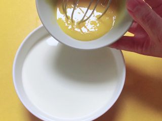 6、浓香蜜瓜蛋挞,搅拌好鸡蛋黄，倒入奶液中。