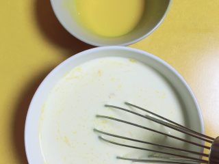 7、浓香蜜瓜蛋挞,注意倒入，充分搅拌均匀。
