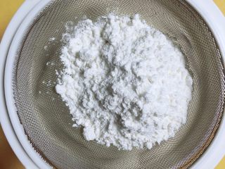 8、浓香蜜瓜蛋挞,将低筋面粉过筛到奶糊中。