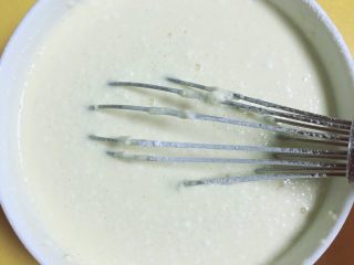 9、浓香蜜瓜蛋挞,将奶糊充分搅拌均匀，取一只大碗，过筛面糊，留下均匀细腻的蛋挞液待用。