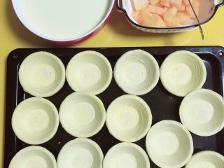 10、浓香蜜瓜蛋挞,准备好蛋挞皮、蛋挞液、蜜瓜块儿，预热烤箱，180度5分钟。