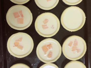 11、浓香蜜瓜蛋挞,将蜜瓜块放入蛋挞中，再逐一倒入蛋挞液。