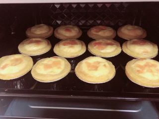 12、浓香蜜瓜蛋挞,将蛋挞放入烤箱中，200度烤15分钟。蛋挞就可以出炉了。