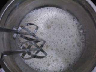 5、≈小蛋糕≈,蛋白中加入几滴醋或者柠檬汁,用电动打蛋器打至大粗泡的状态