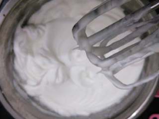 6、≈小蛋糕≈,接着分三次加入细砂糖打至能够立起小尖角的状态