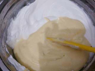 8、≈小蛋糕≈,将翻拌好的蛋糊,倒入到剩下的蛋白糊中