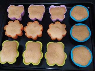 11、≈小蛋糕≈,把模具放入烤箱160度40分钟,即可