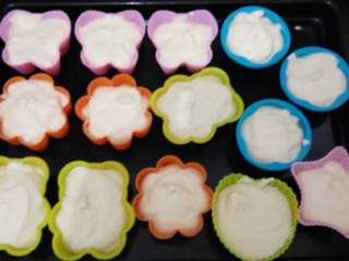 10、≈小蛋糕≈,接着挤入模具中,烤箱预热160度