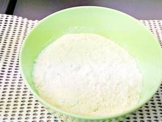 1、柳橙蛋糕,将麵粉和盐过筛,放一边备用