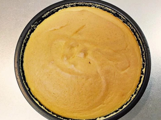 5、柳橙蛋糕,将蛋糕放在金属架上冷却大约5-10分鐘,然后再将蛋糕从蛋糕模中取出放在金属架上直到完全冷却