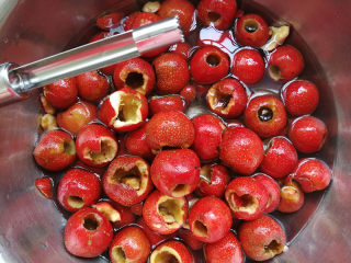 1、山楂球,山楂去核，清洗干净。网上有卖山楂去核器，非常方便。也可以用签字笔的笔杆或者筷子，大家就各尽所能吧！