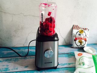 3、少女心爆棚+火龙果牛奶小方,放入料理机