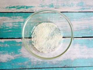 11、少女心爆棚+火龙果牛奶小方,取一个器皿撒上适量的椰蓉防止粘底