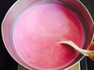 13、少女心爆棚+火龙果牛奶小方,小火熬至并不停的搅动