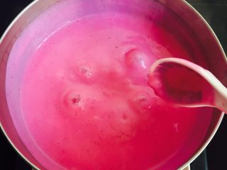 14、少女心爆棚+火龙果牛奶小方,熬至浓稠状态后即可关火