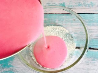 15、少女心爆棚+火龙果牛奶小方,倒入椰蓉上面