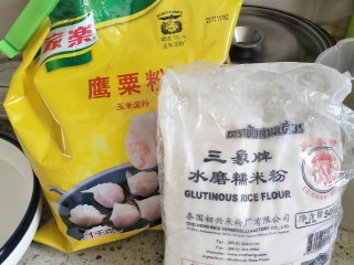 1、雪媚娘,糯米粉用的三象牌的,用的家乐的鹰栗粉