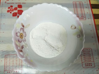 2、雪媚娘,另外倒适量糯米粉(不算在配方里),放入锅里小火翻炒微微变黄,可以闻到香味即可,炒熟的糯米粉当手粉使用