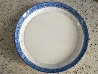 4、雪媚娘,过筛一遍,包上保鲜膜放锅里大火蒸至凝固,一般十分钟就够了