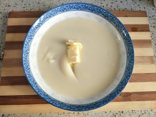 5、雪媚娘,趁热加入黄油揉均匀